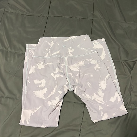 Hardly worn lululemon 25’ size 4 leggings - Picture 4 of 6